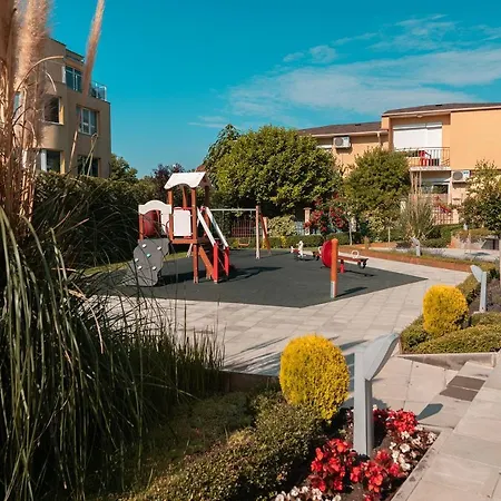 Freddo - Coral Complex With Parking & Pool